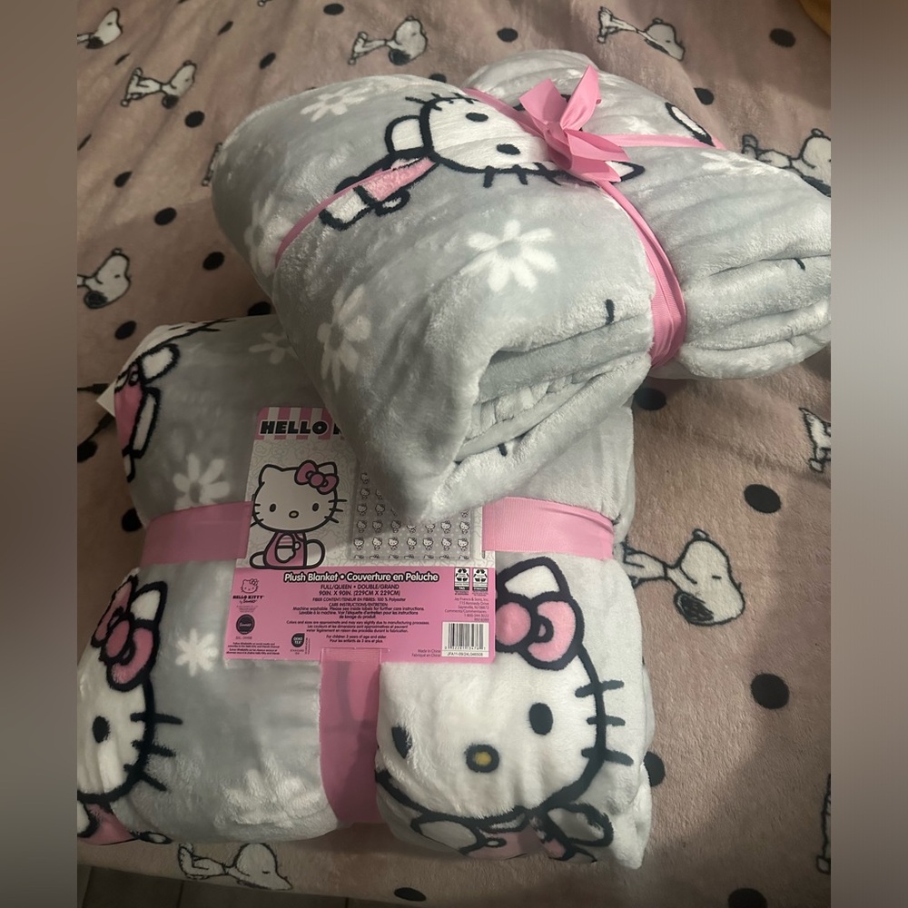 Hello kitty flower queen/full blanket


90 in x 90 in